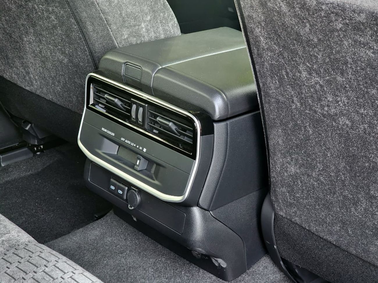 تويوتا لاند كروزر LC300 GXR 3.5 - MID OPTIONS - SUNROOF - 2025 MODEL - WHITE INSIDE BLACK - GCC SPECS