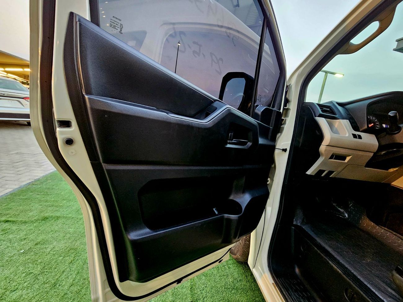 Toyota Hiace HIACE PASSENGER / PETROL MANUAL / 3.5 V6 / HIGH ROOF