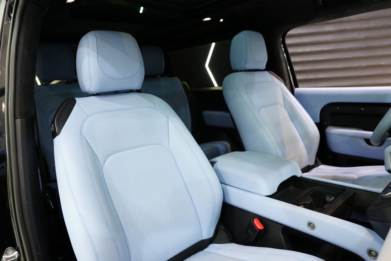Land Rover Defender 90 SE P400 URBAN Kit, Panoramic Roof, Al Tayer Warranty + Service!!