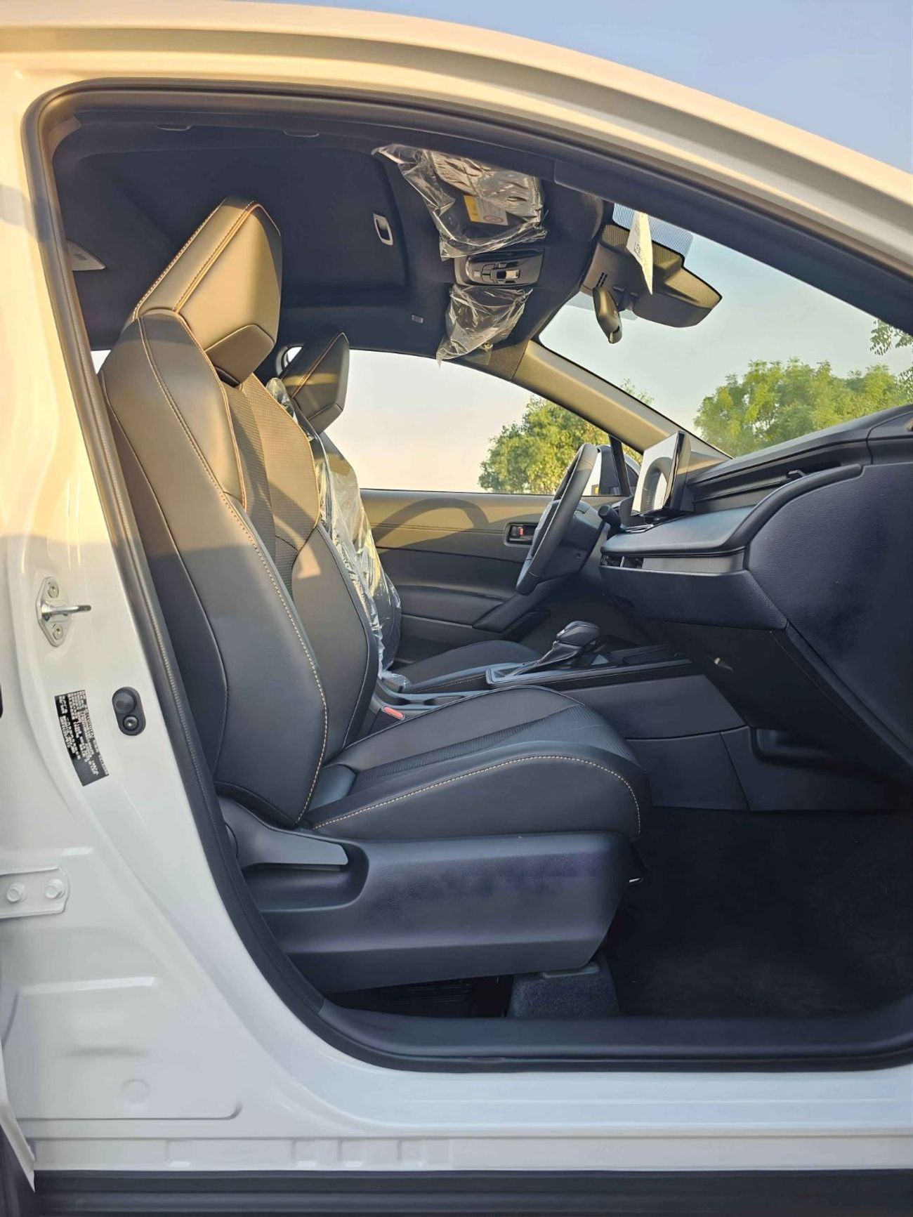 تويوتا كورولا كروس LTD HEV NEW SHAPE / 2.0L V4 PETROL / SUNROOF / LEATHER WITH DRIVER POWER SEAT (CODE # CRCHCN)