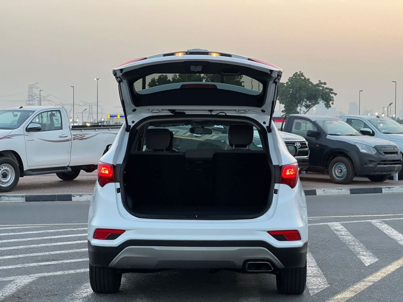 Hyundai Santa Fe SPORT (NON GCC) 2018 Hyundai Santa Fe 2.4L V4 - Apple Play & Android - Rear Camera - 2 keys