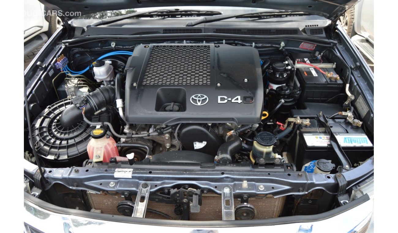 Toyota Hilux SR5 diesel Right