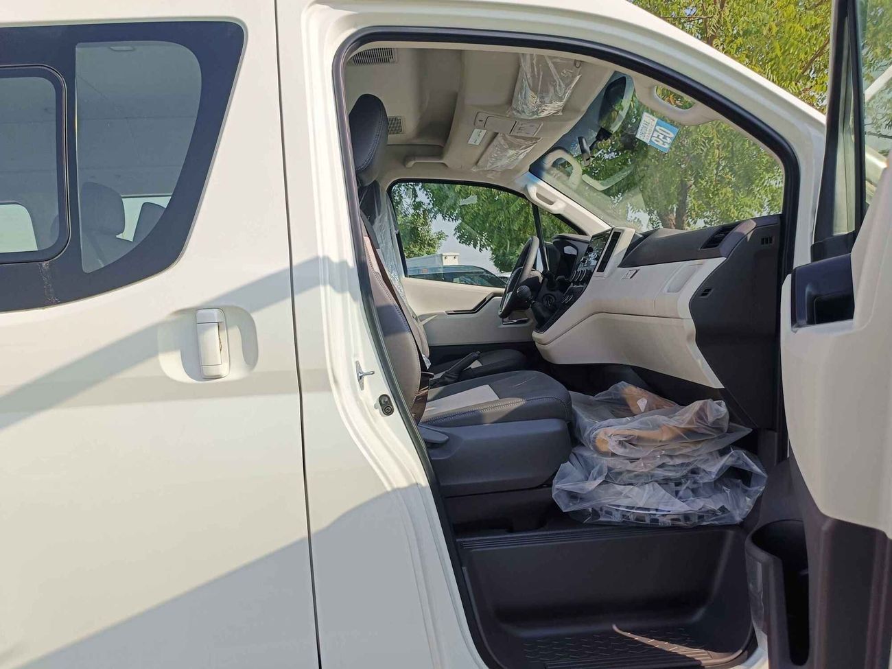 Toyota Hiace GL / 3.5L V6 PETROL / M/T DUAL HEATER/ 13 SEATER / NEW SHAPE (CODE # 20583)