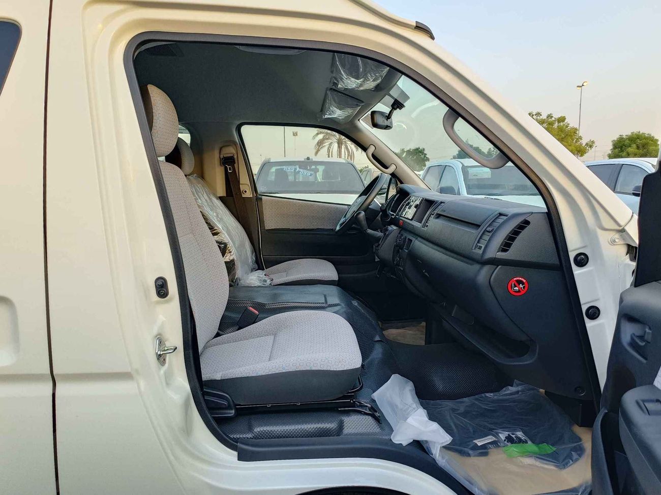 Toyota Hiace GL DIESEL / M/T / 15 STR /  ALLOY WHEEL (CODE # 67899)