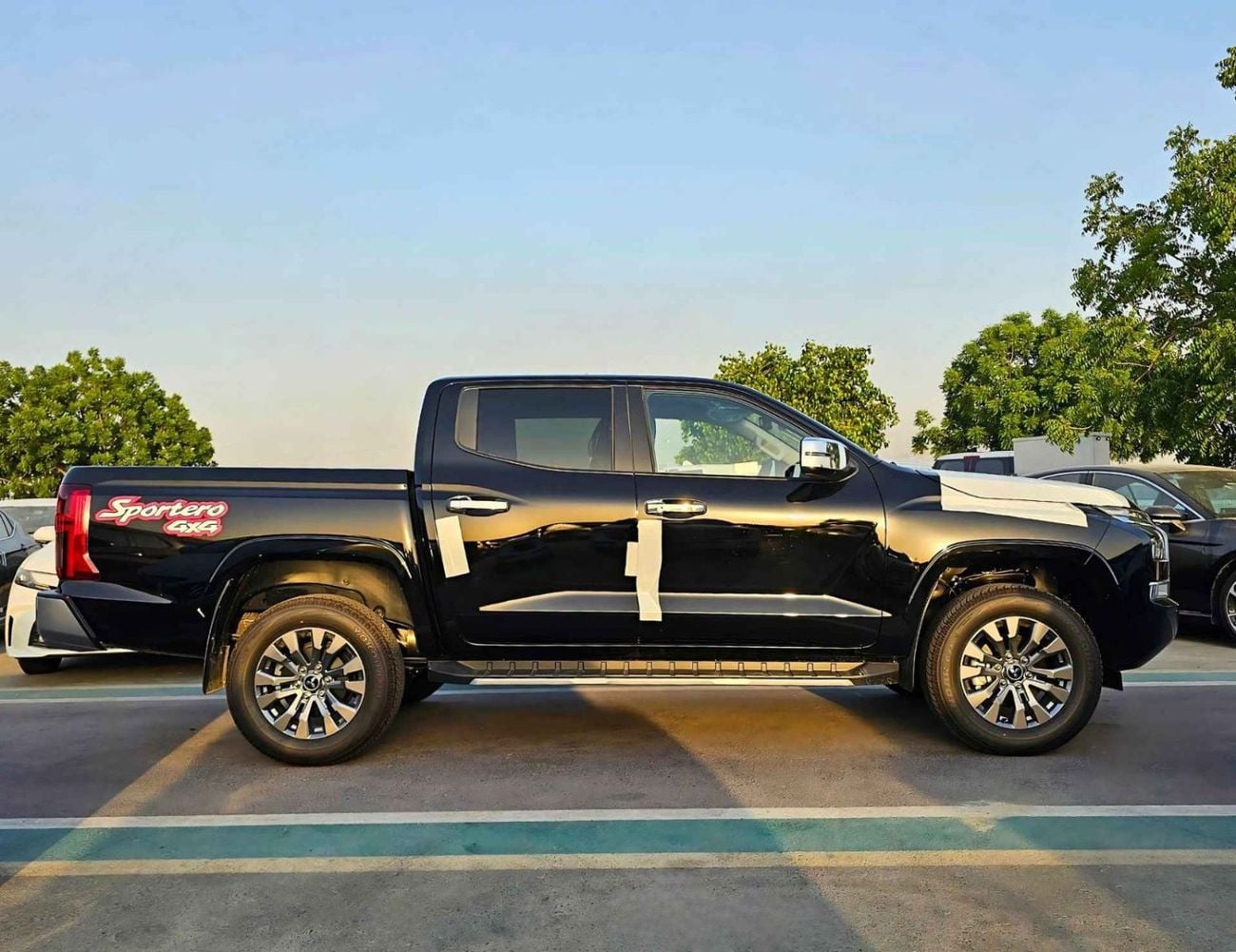 Mitsubishi L200 SPORTERO || 2.4L DIESEL V4 A/T / PUSH START / LEATHER WITH DRIVER PWR SEAT / REAR CAMERA (CODE # SPT