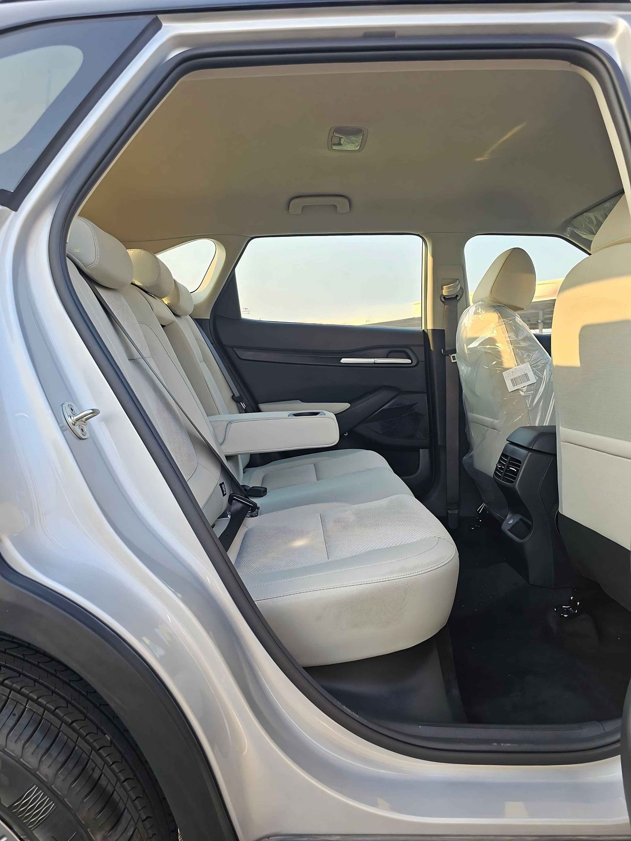 Kia Seltos DUAL TONE, 1.5L V4 PETROL, WITHOUT SUNROOF, DVD+ CAMERA (CODE # 68091)