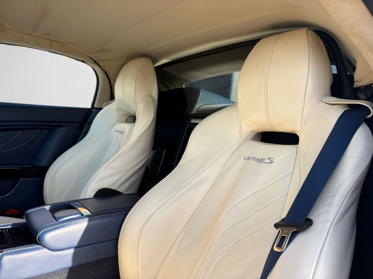 Aston Martin Vantage ASTON MARTIN VANTAGE S Cabriolet | 4.7L V8 | 2014 | GCC SPECS