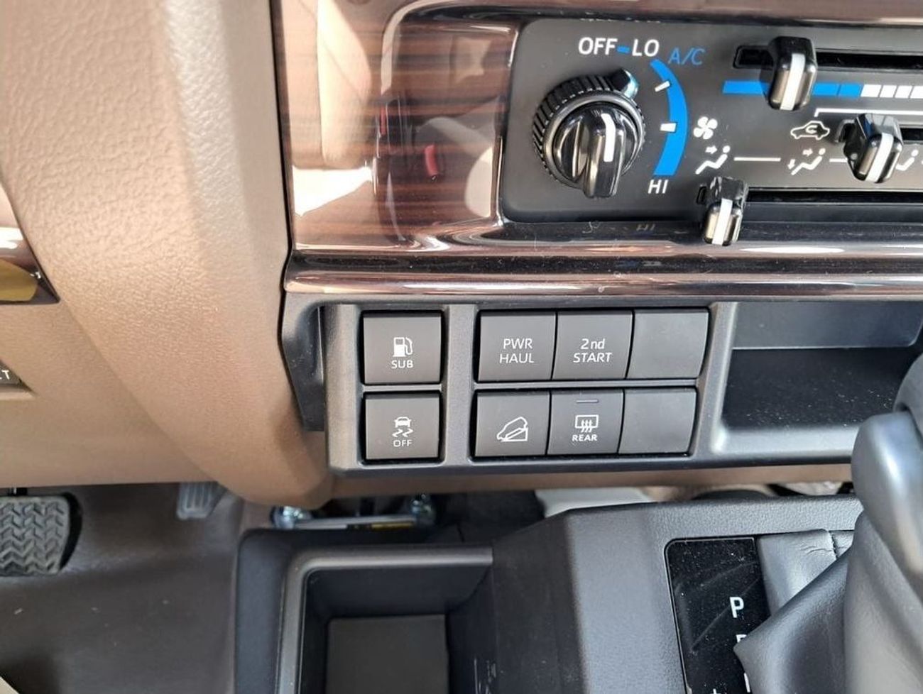 تويوتا لاند كروزر 70 LC78 4.0L STD E1 AT 2025 YM