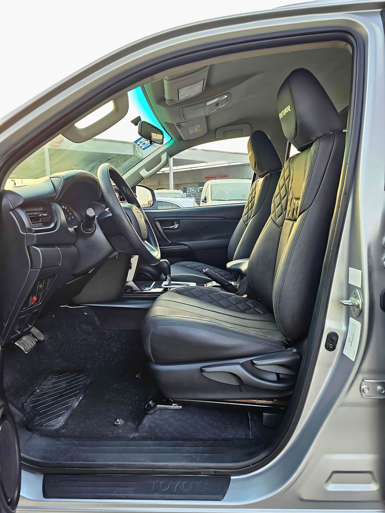 تويوتا فورتونر EXR V4 4WD/ LEATHER SEATS/ DVD/ REAR CAMERA/ LOT# 102396