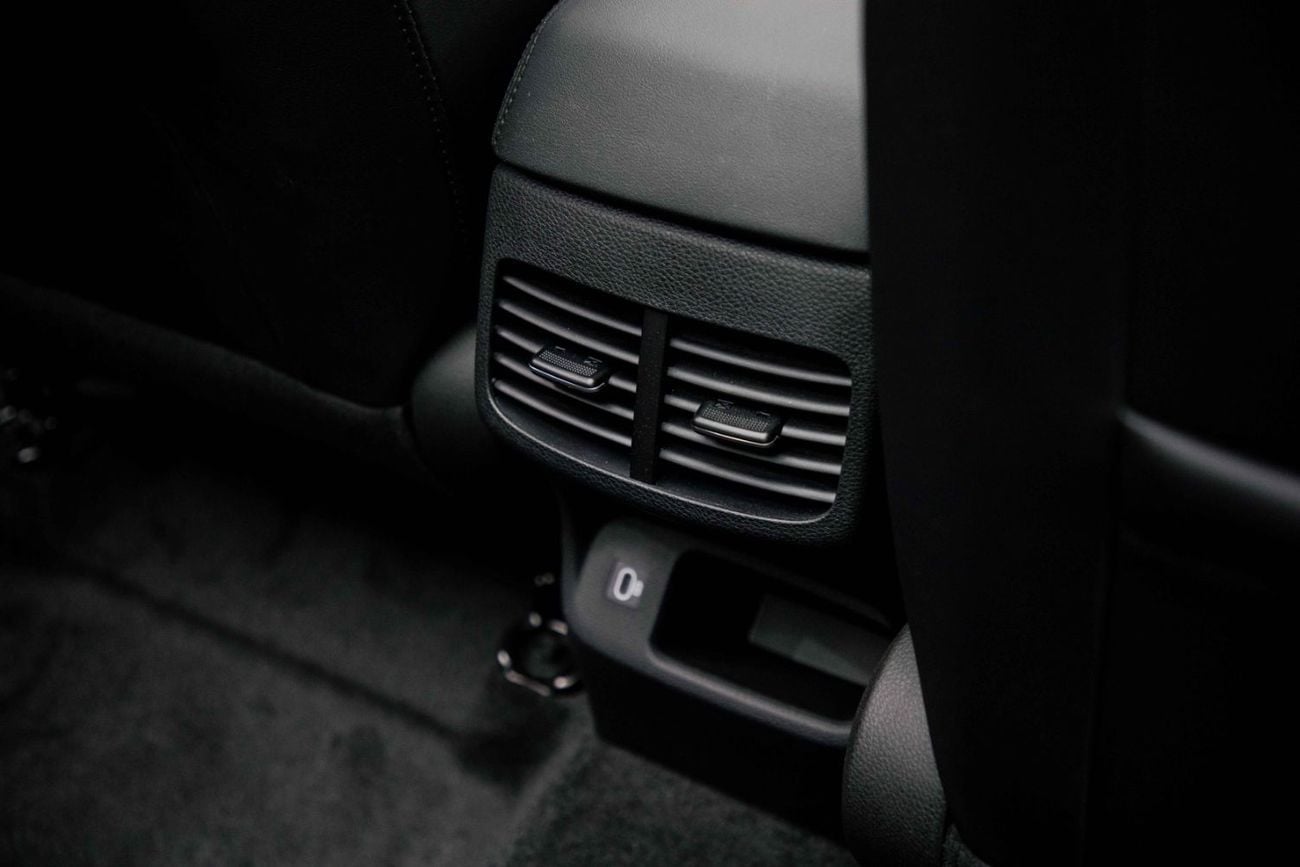 Kia Seltos PREMIUM 1.5L - White & Black Inside Black | Export Only