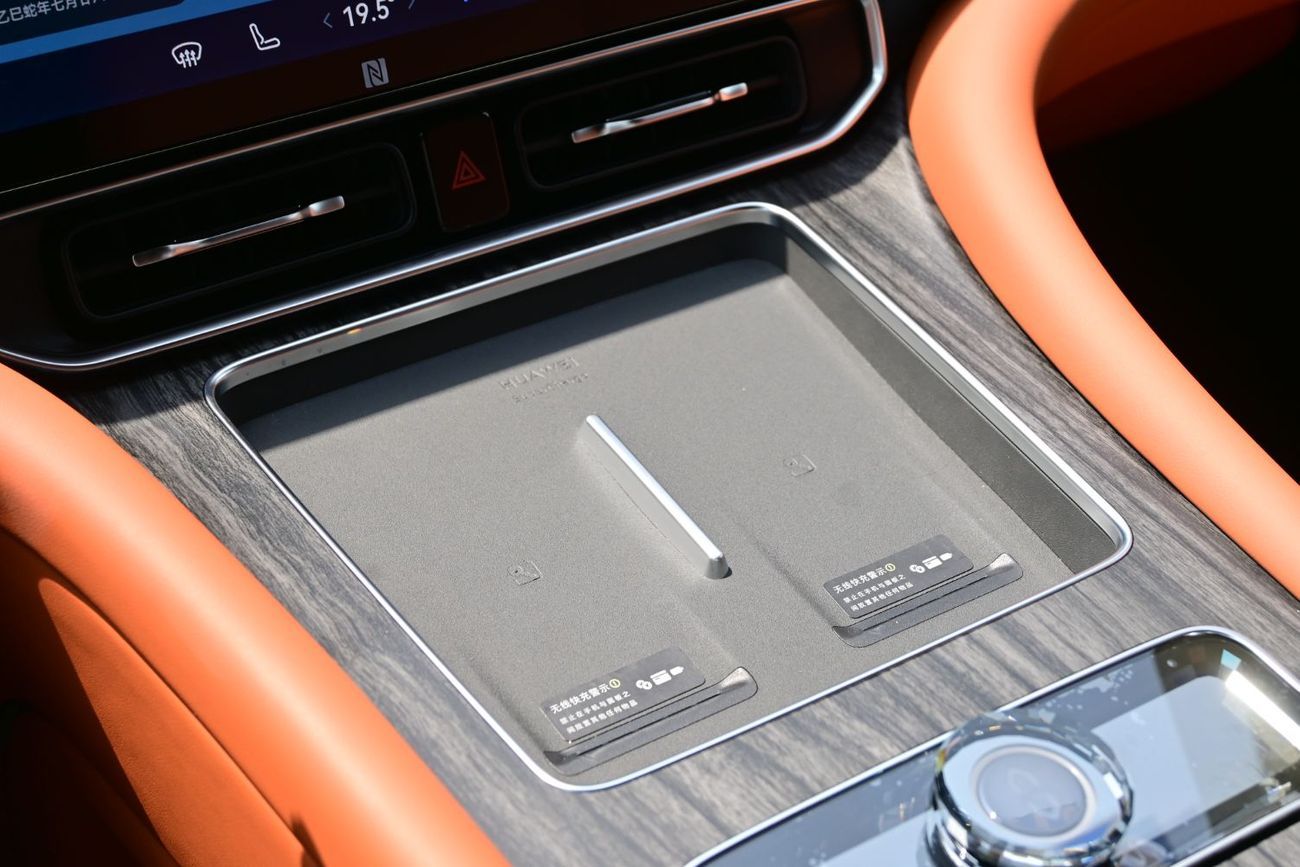 آيتو 9 AITO M9 1.5L Turbo, REEV, AWD 6 Seater, Model 2025