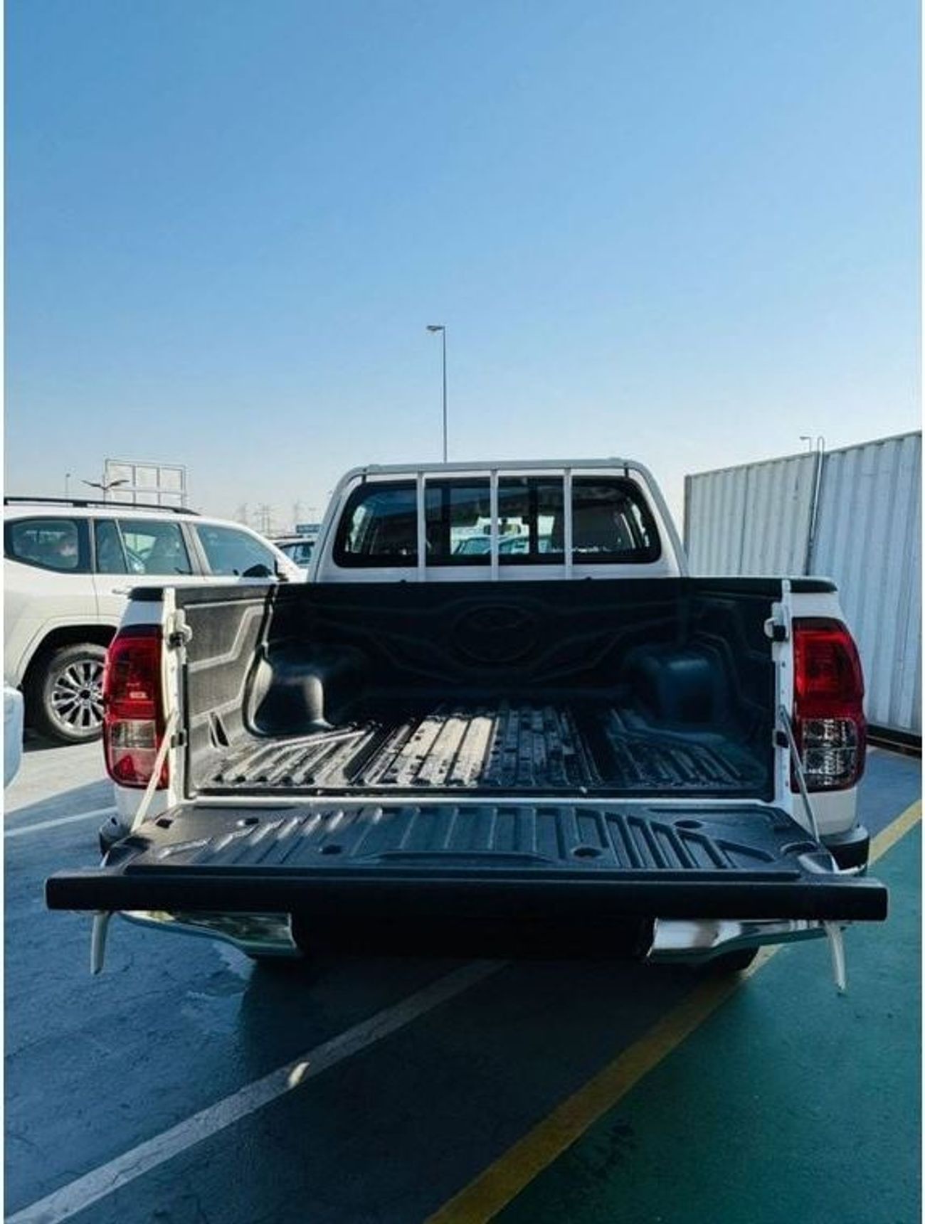 Toyota Hilux TOYOTA HILUX 2.7L PETROL BASIC OPTION WHITE 2025