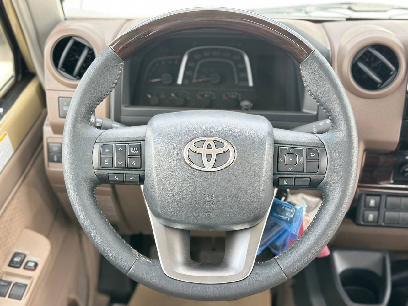 تويوتا لاند كروزر بيك آب LC79، محرك 2.8 لتر ديزل، ناقل حركة يدوي // 2026 // فئة عالية مع رادار، قفل تفاضلي، مشغل DVD وكاميرا 