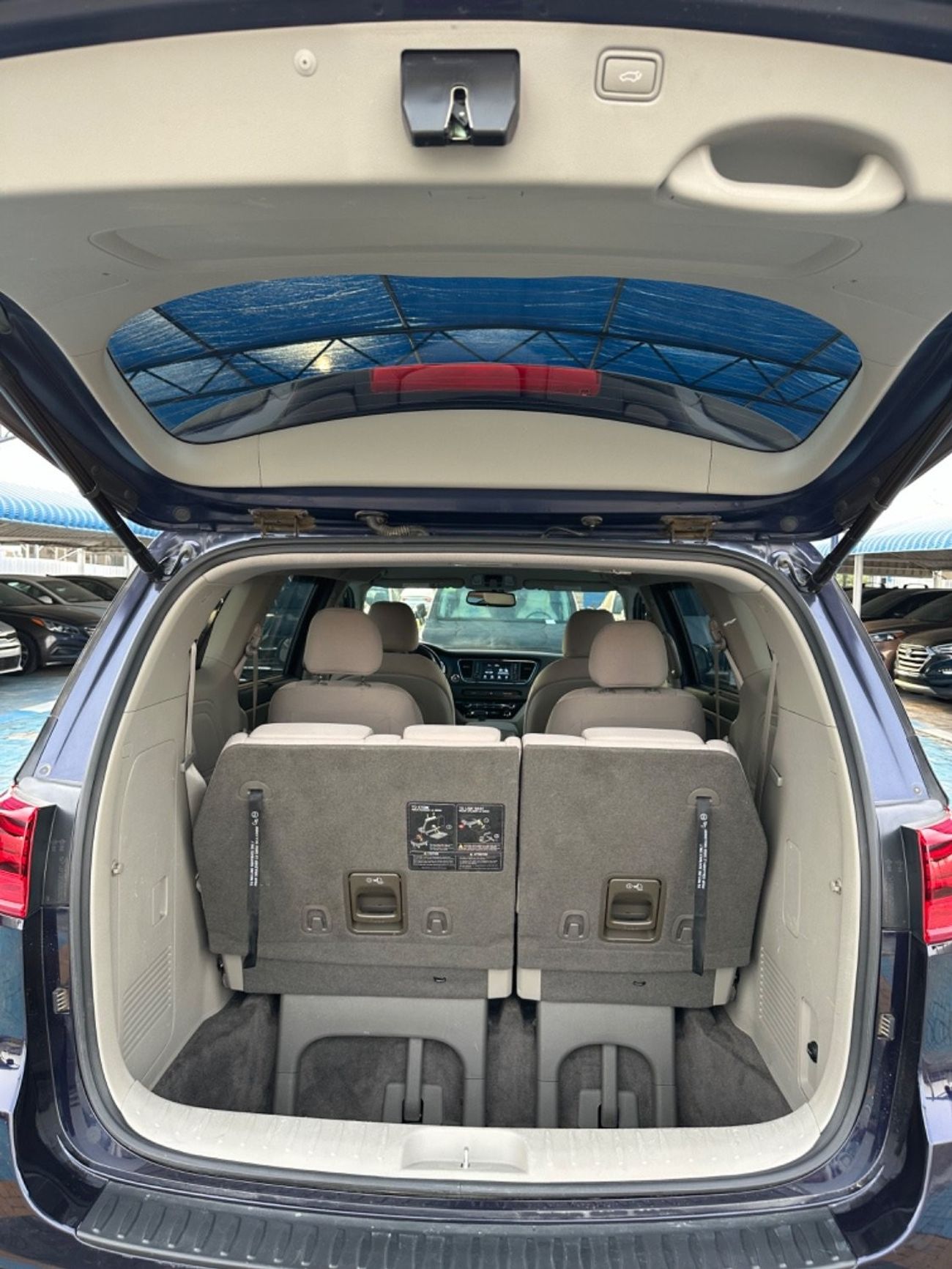 Kia Sedona car in perfect condition Kia sedona 2020 with engine capacity 3.3 car requires investment. in LX tri