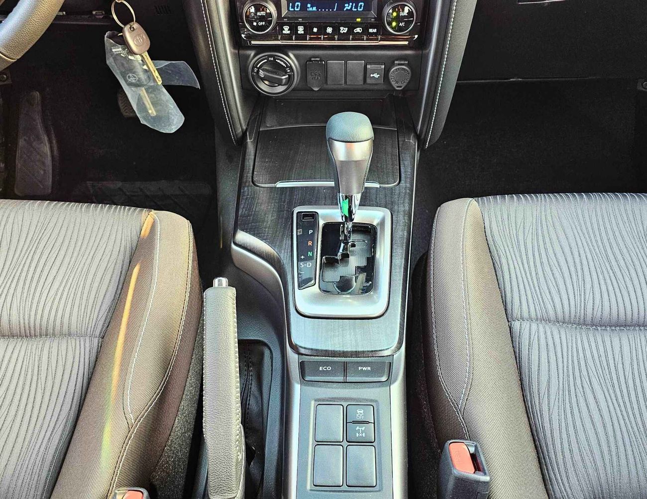 تويوتا فورتونر 4.0L V6 PETROL | DUAL A/C | DIFF LOCK | DVD CAMERA (CODE # F6S)