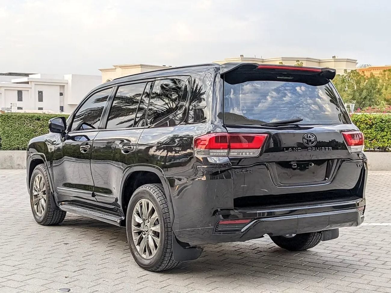 Toyota Land Cruiser GXR FACELIFTED WITH INTERIOR AND EXTERIOR GCC IN EXCELLENT CONDITION
