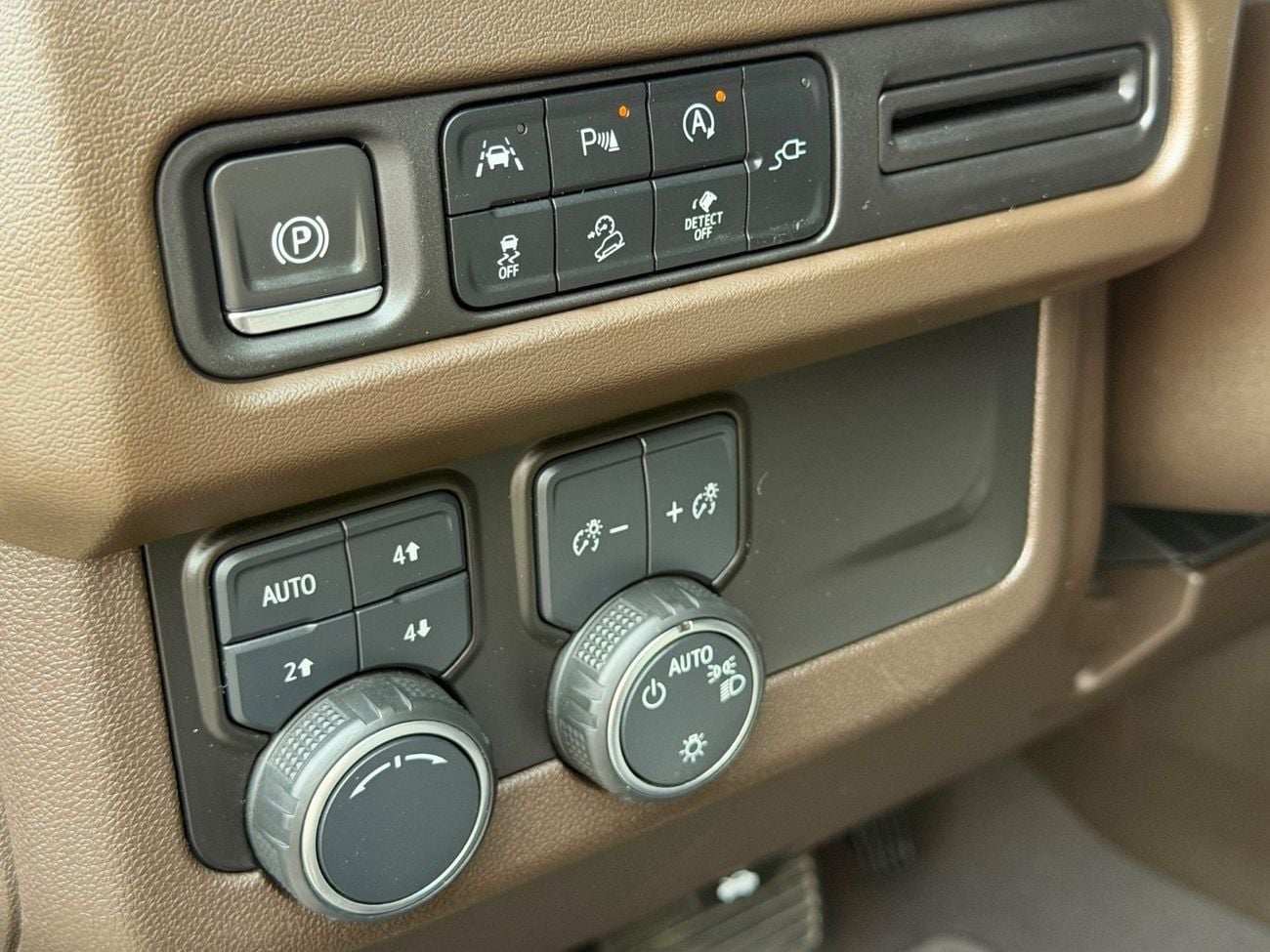 Chevrolet Suburban LS GCC FULL SERVICE HISTORY /V8 5.3L / 8 SEATERS/NEW SHAPE / Radar/ Blind Spots/ LINE ASSIST
