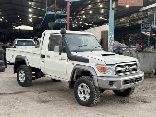 تويوتا لاند كروزر بيك آب LX AC PWR OPT 2012 model single cabin full options