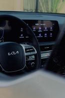 كيا تيلورايد The Kia Telluride is a popular 3-row, 7-8 seater midsize SUV, recognized for its luxurious, upscale 