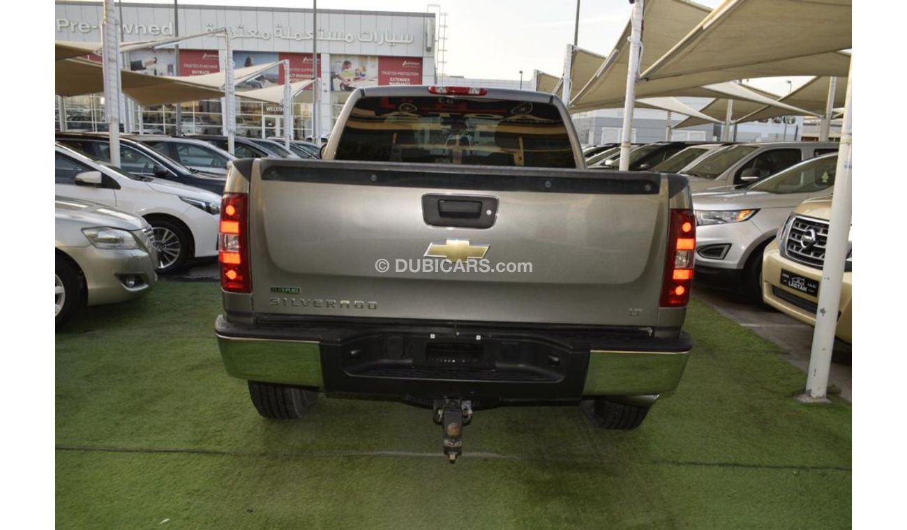 Chevrolet Silverado Pickup model 2009 imported silver color, equipped with two side halves, tyote wheels, sensors cruise