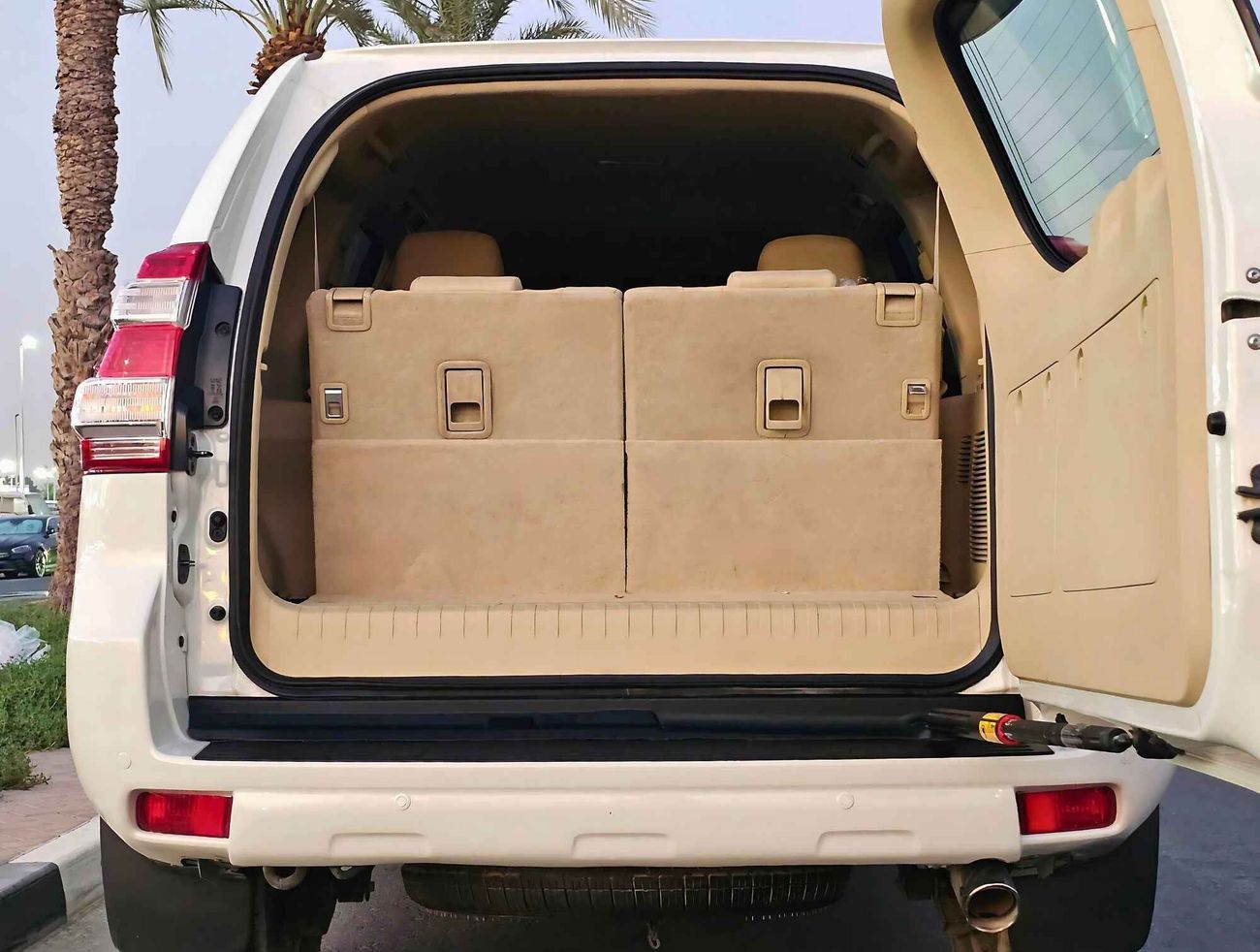 تويوتا برادو GXR V4 2.7L/ 4WD GCC/  LEATHER SEATS/ DVD CAMERA/  TYRE DOWN/  LOW MILEAGE/ EXPORT ONLY / LOT#64297