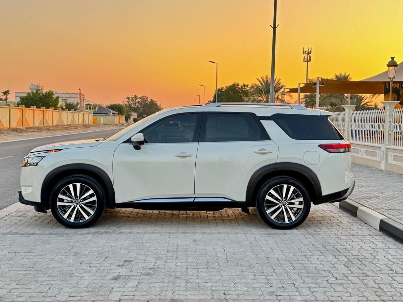 نيسان باثفايندر Pathfinder SL full option top of range GCC. Specs. Free accident.