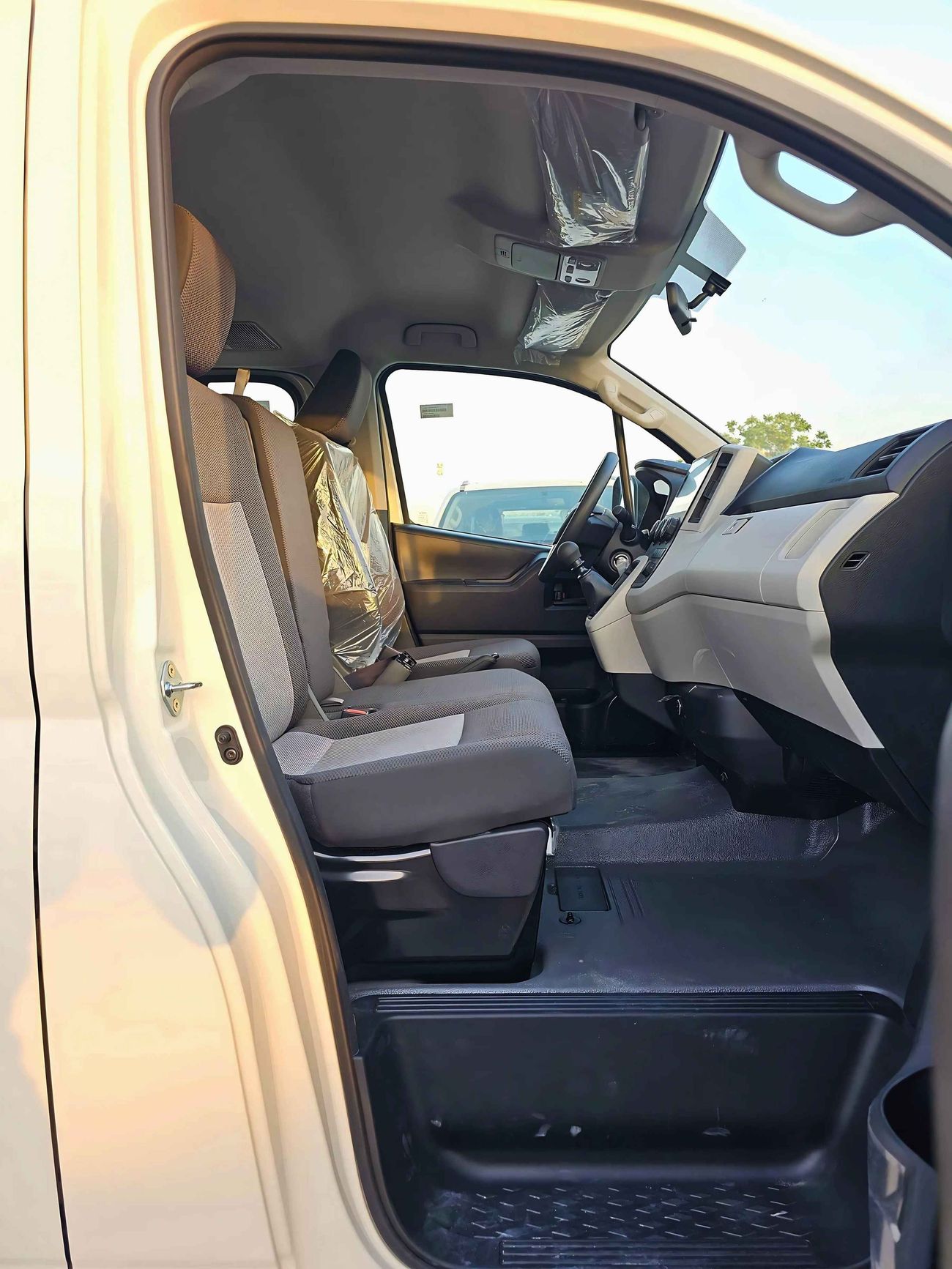 Toyota Hiace STANDARD ROOF / HALF CARGO / MT / 3.5L V6 PETROL / 5DOOR (CODE # 69073)