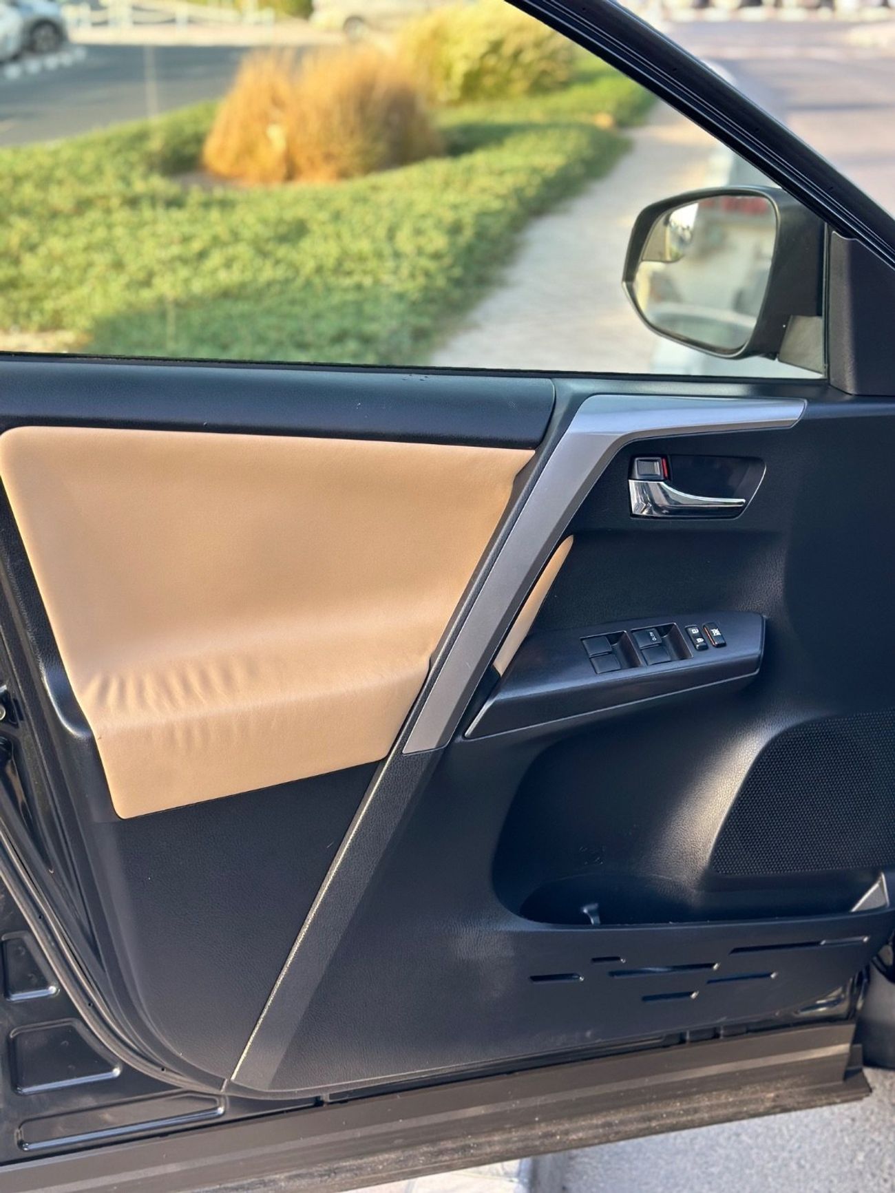 Toyota RAV4 Hybrid XLE Sunroof, push start full option