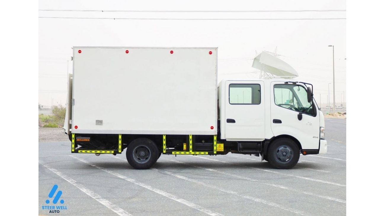 Hino 300 614 / Dual Cab 4.0L RWD / Diesel M/T with Rear AC / Like New Condition / GCC Specs