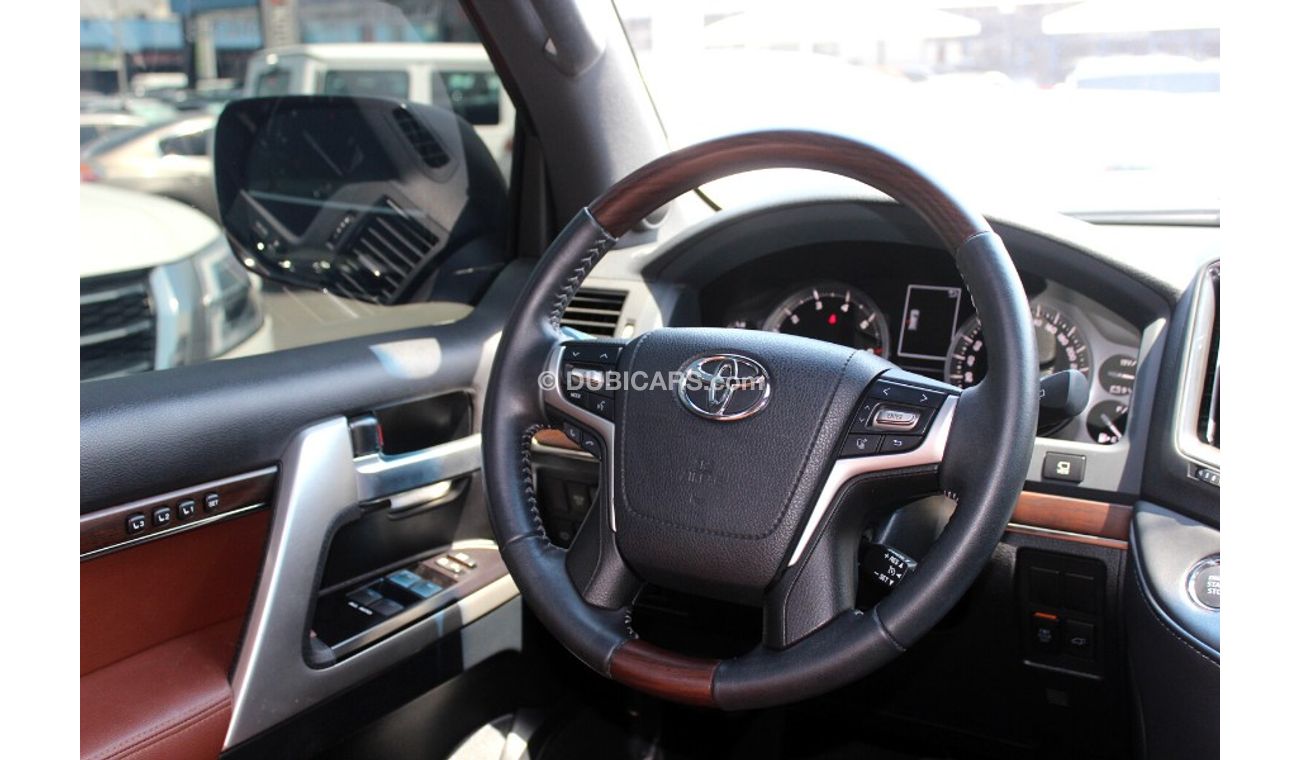 تويوتا لاند كروزر (2019) VXR V8 5.7, GCC, UNDER WARRANTY FROM LOCAL DEALER