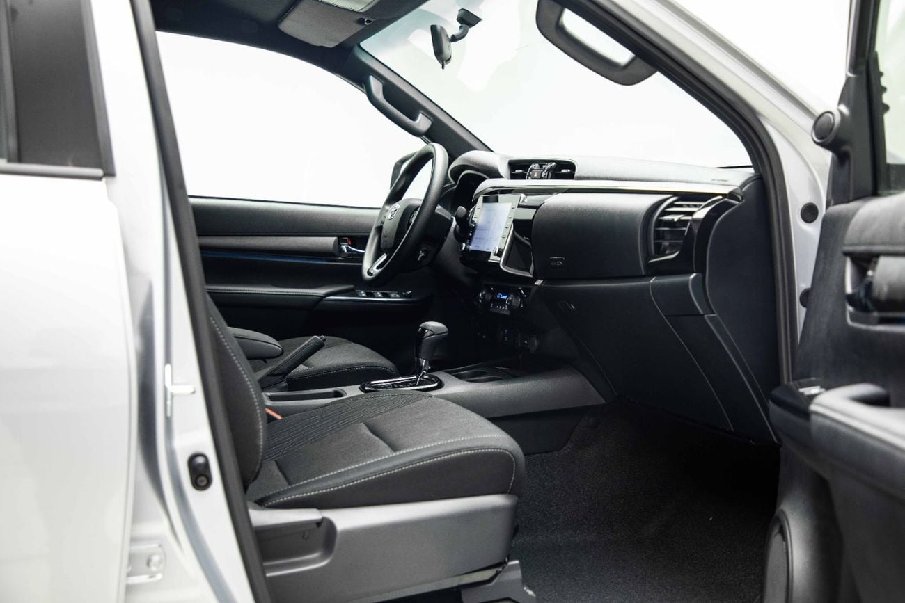 تويوتا هيلوكس Adventure 4.0 - Silver Metallic Inside MLM Black | Export Only