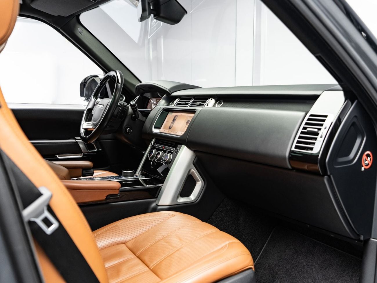 Land Rover Range Rover VOGUE SE BUY NOW, PAY 2027 | THE BLACKLINE STANDARD | 12 Month Blackline Warranty, GCC