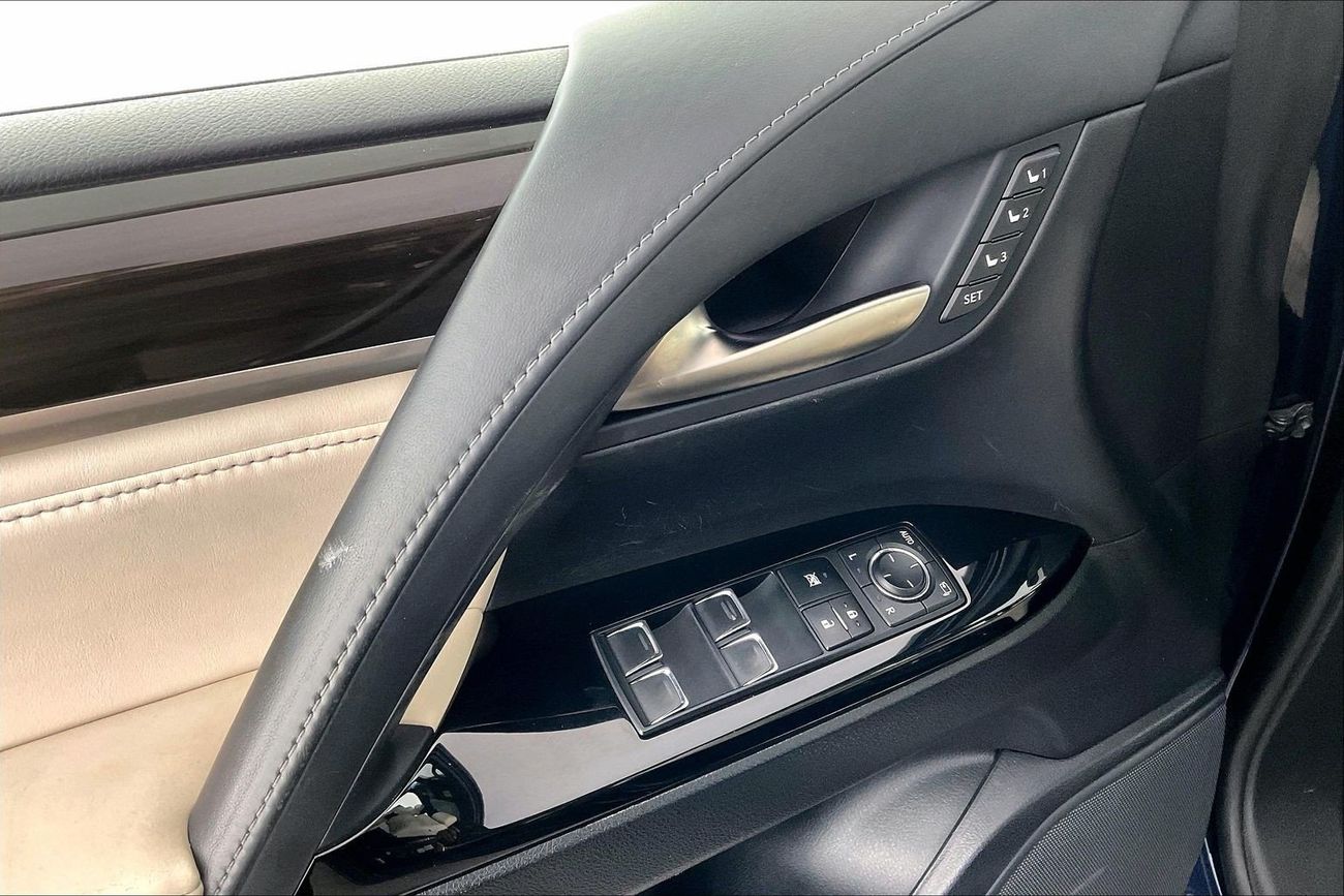 Lexus LX 570 Signature | National Day Celebration | Guaranteed Warranty | 0 Down Payment