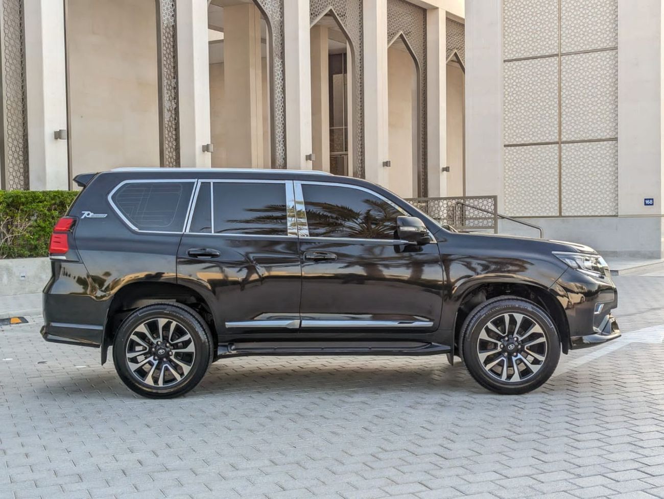 Toyota Prado Toyota Prado LHD Petro engine LHD black  with begie interior