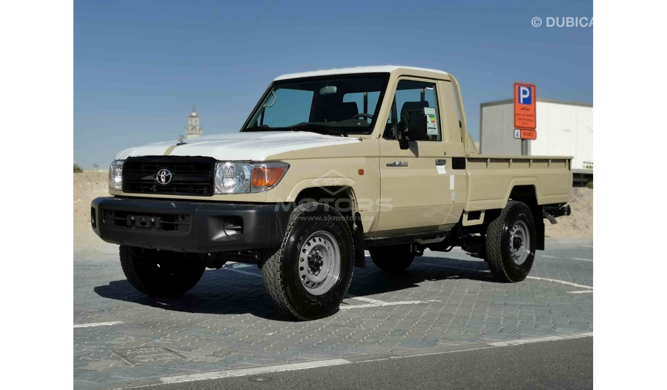 Toyota Land Cruiser Pick Up 4.0L PETROL, 16" TYRE, KEY START, MANUAL WINDOWS (CODE # LCSC02)