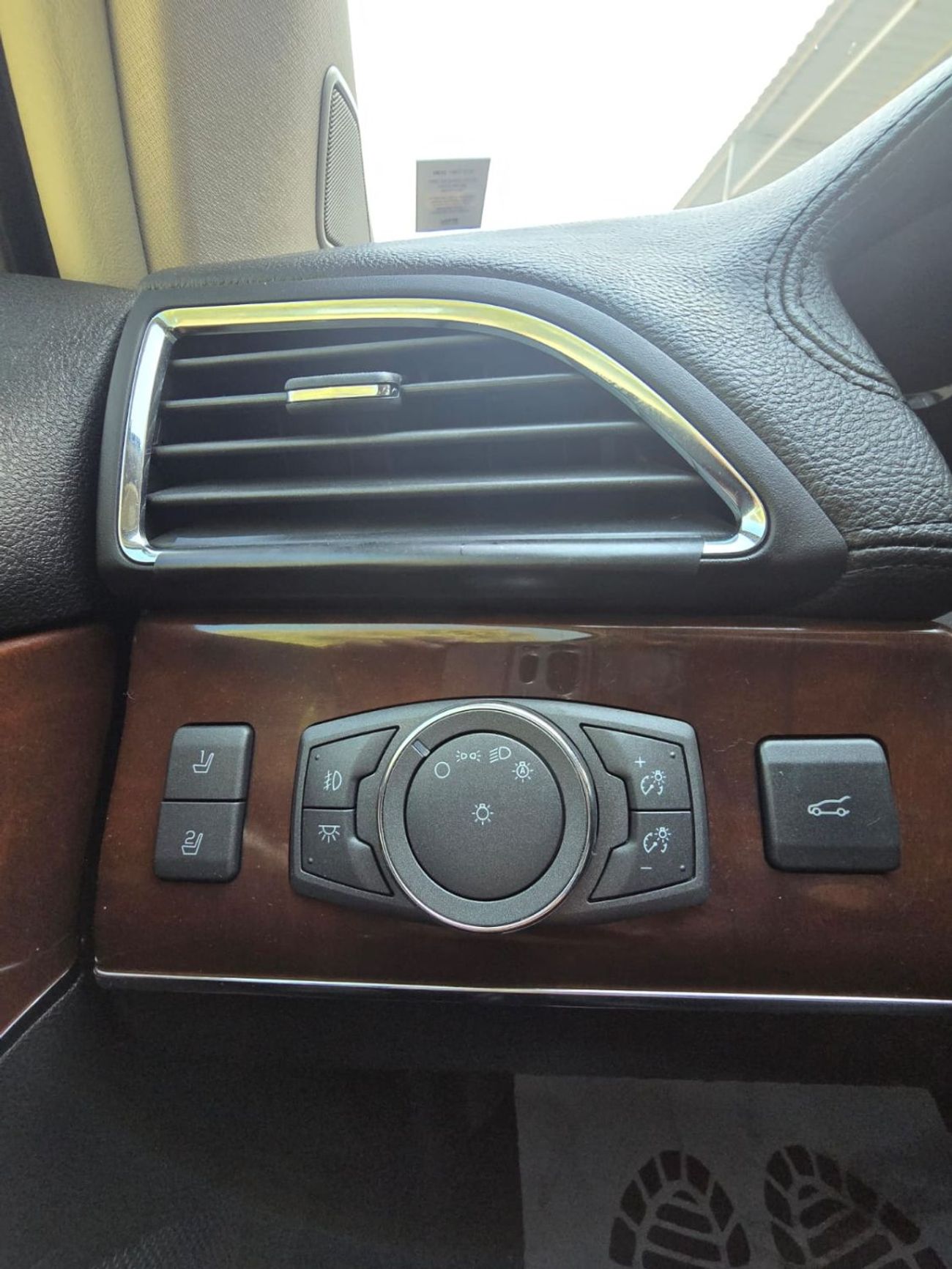 Lincoln MKX 2013 Lincoln MKX – Luxury midsize SUV in excellent condition. Powered by a strong 3.7L V6 engine wit