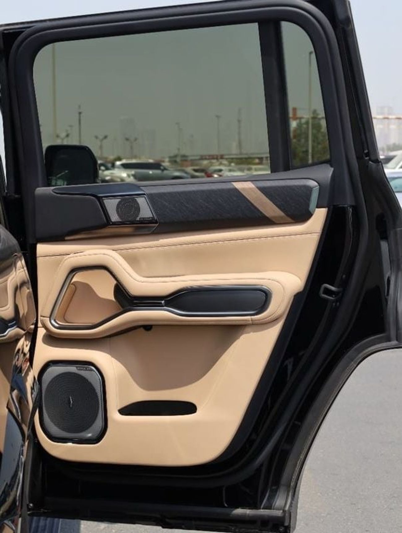 BYD Leopard 8 BYD Leopard 8 Flagship smart  7SEATS 2.0L HYBRID 2025