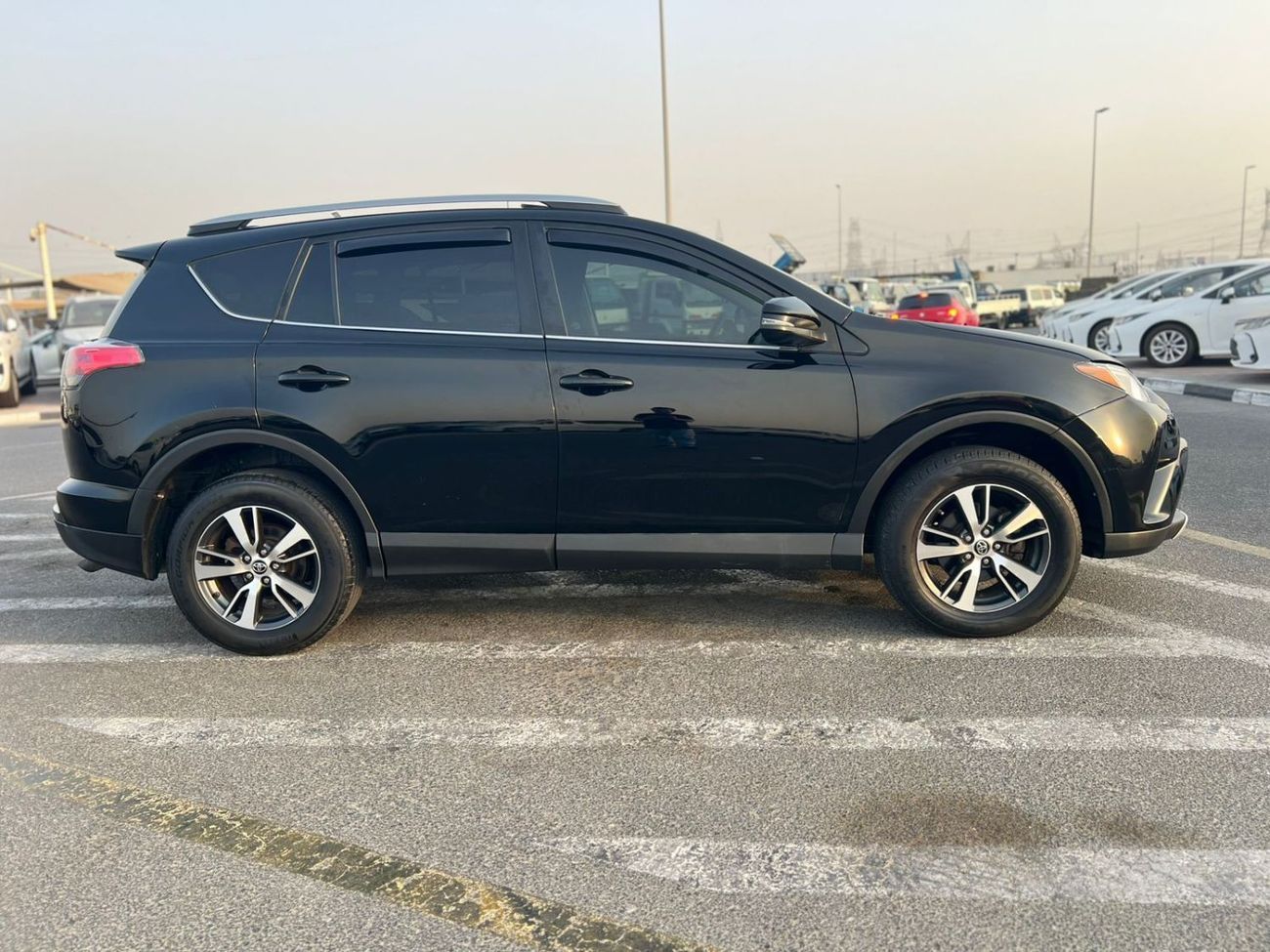 Toyota RAV4 2017 Toyota Rav4 XLE 2.5L V4 Mid Option - Sunroof - Rear Cam - Auto Trunk