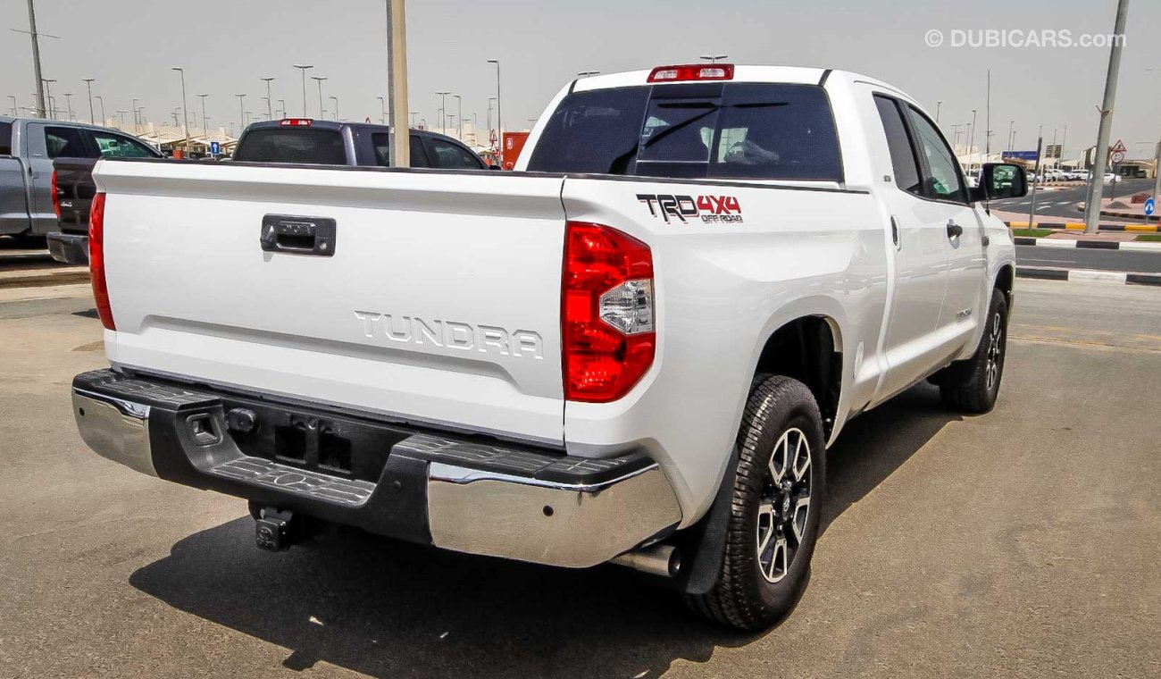 Toyota Tundra 5.7 L V8 SR5 TRD