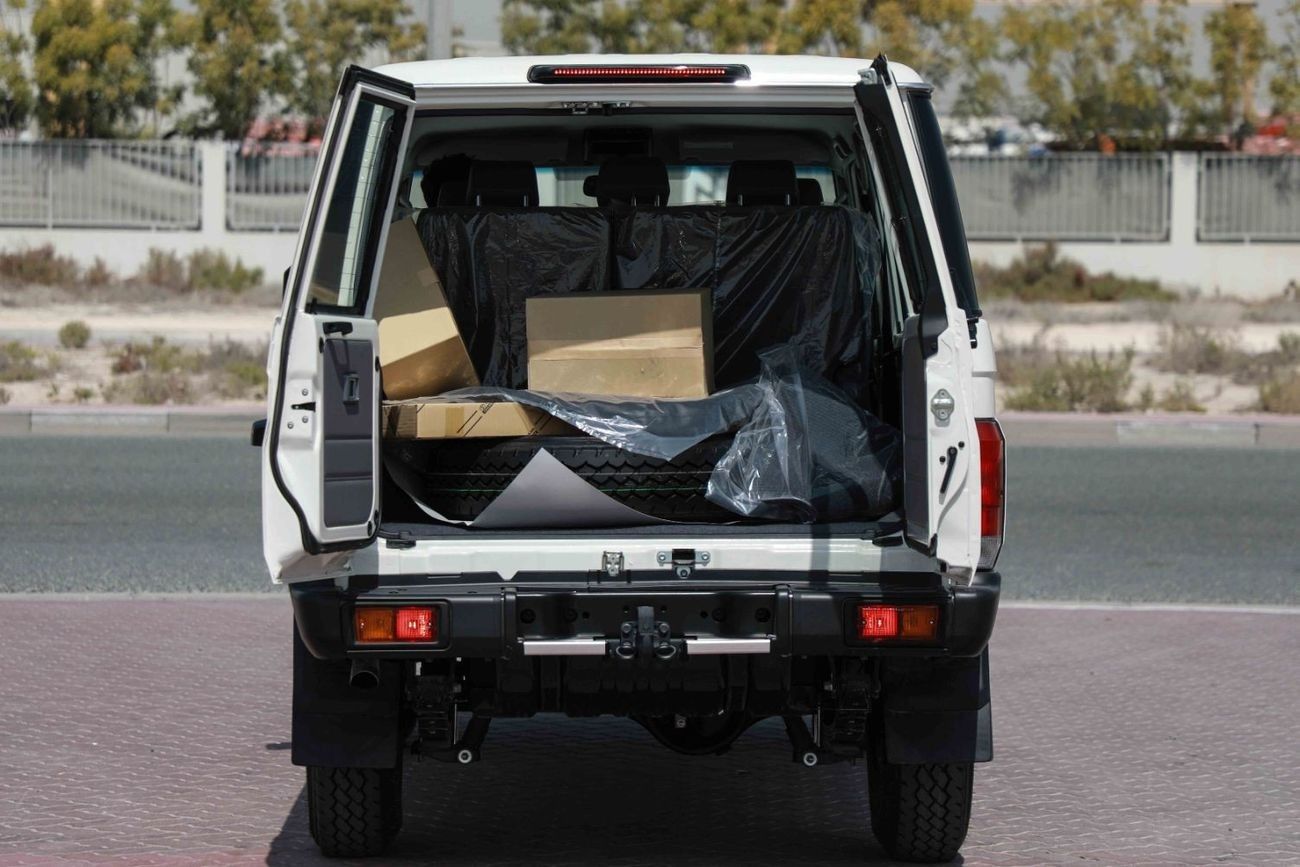 تويوتا لاند كروزر 70 2025 TOYOTA LC76 HARDTOP LX  B 4.0 - WHITE inside BLUISH GREY | Export Only