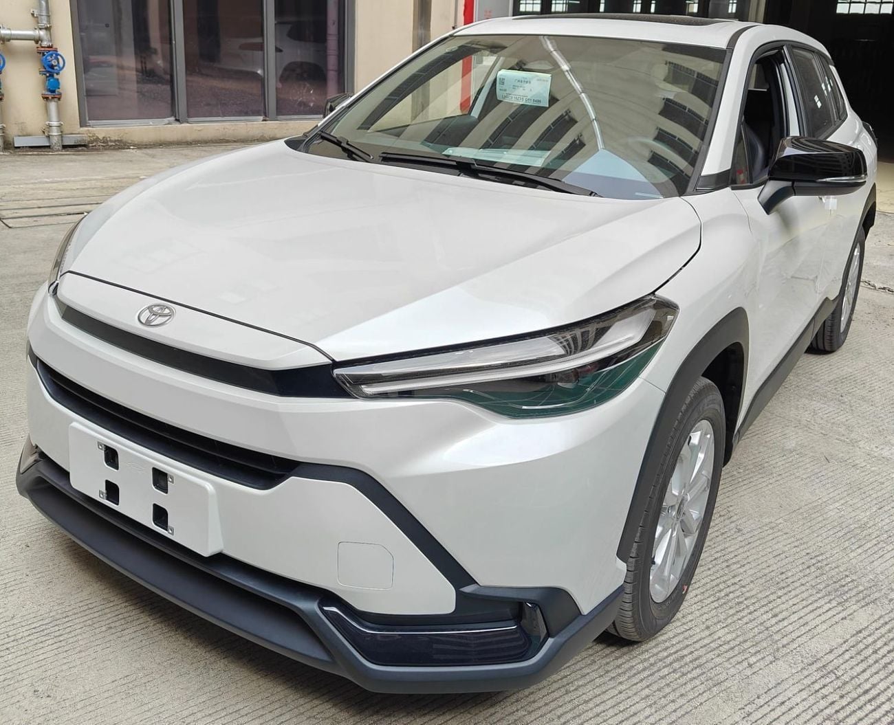 تويوتا فرونتلاندر Toyota FRONTLANDER 2.0L (LEATHER SEATS) LEADING VERSION