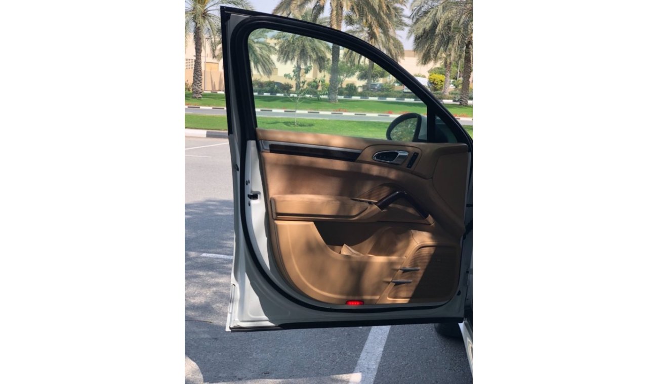 Porsche Cayenne MODEL 2013 GCC CAR PERFECT CONDITION INSIDE AND OUTSIDE
