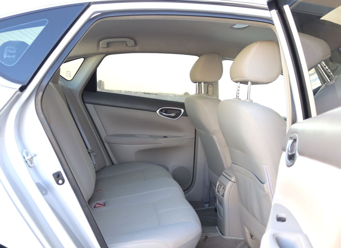 Nissan Sentra ACCIDENTS FREE - GCC - ENGINE 1600 CC - ORIGINAL PAINT - PERFECT CONDITION INSIDE OUT