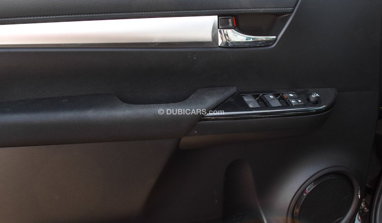 تويوتا هيلوكس SR5 2.7L