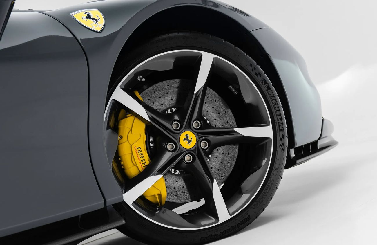 فيراري SF90 ستراديل 4.0L V8 Twin-Turbocharged Engine + eMotor