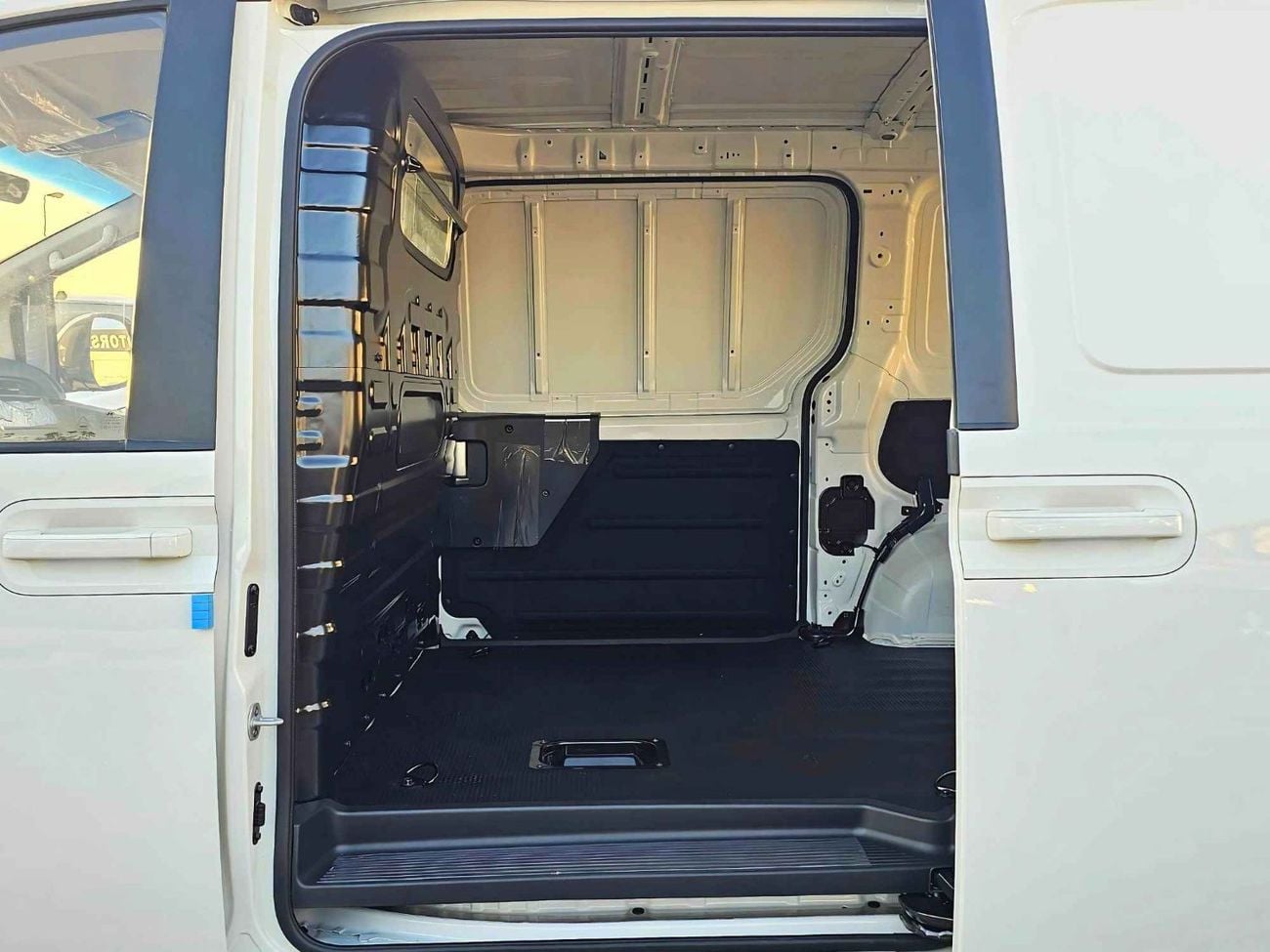 هيونداي ستاريا CARGO / 2.2L V4 DIESEL / MANUAL GEAR BOX / 2 STR (CODE # STCD)