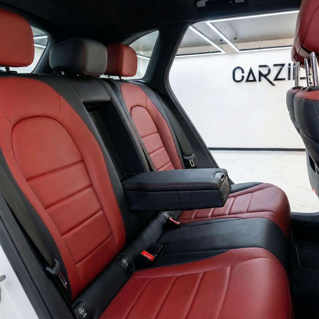 مرسيدس بنز GLC 300 4MATIC 2.0L