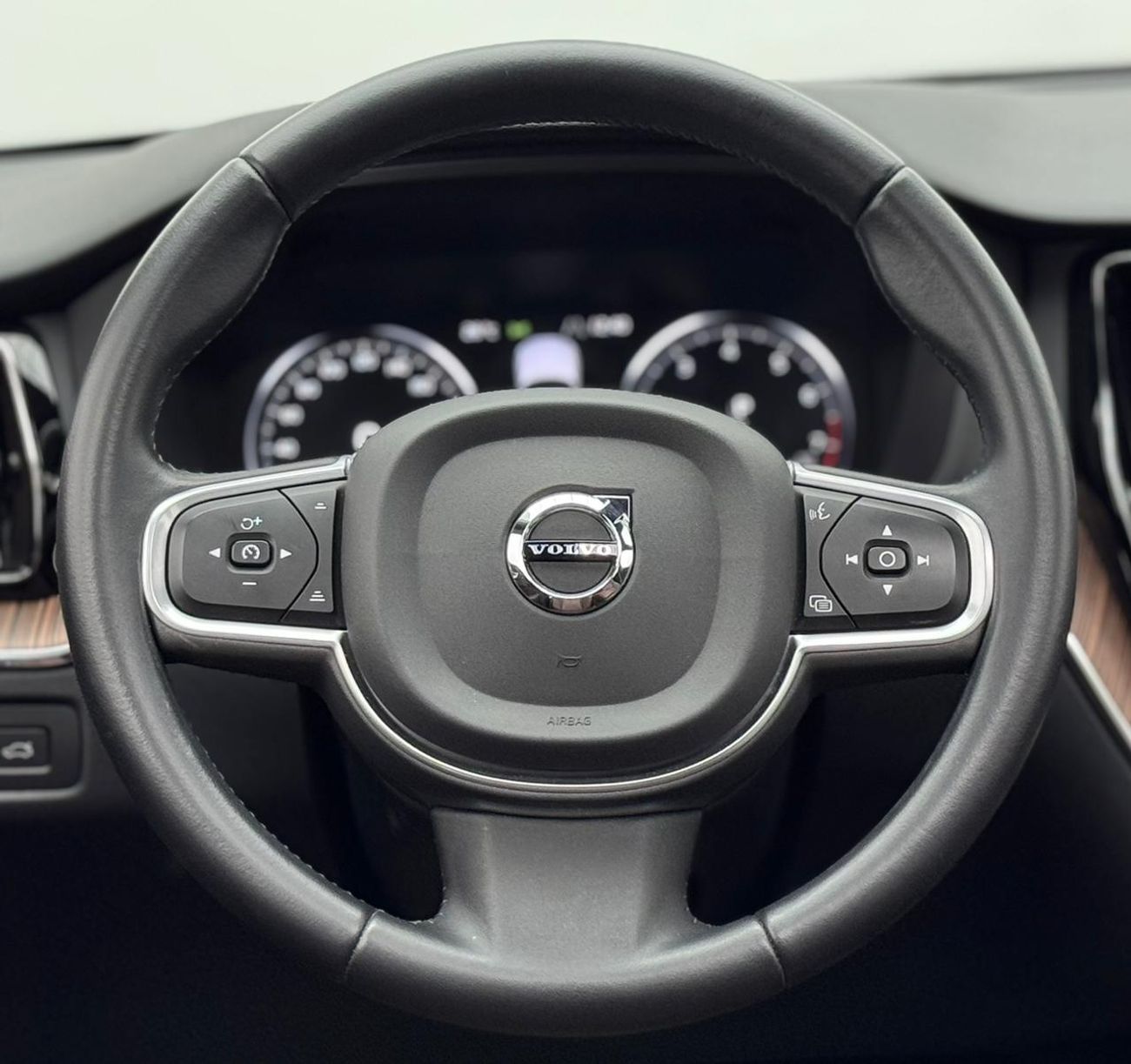 فولفو XC 60 T5 Momentum 2.0L AWD 2021 Volvo XC90 T5 Momentum, Full Service History, 1 Year Warranty, GCC