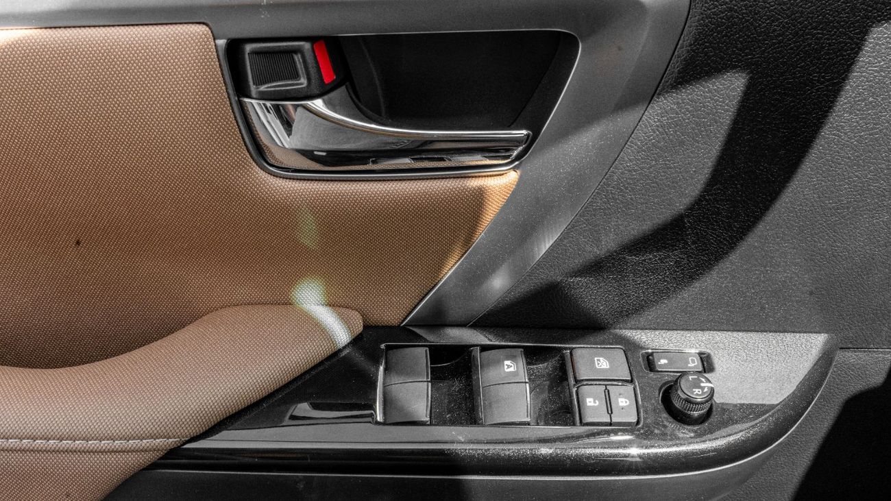 تويوتا فورتونر 2025 Toyota Fortuner 4.0L AT Petrol (White-Tan) (Qatar Spec)