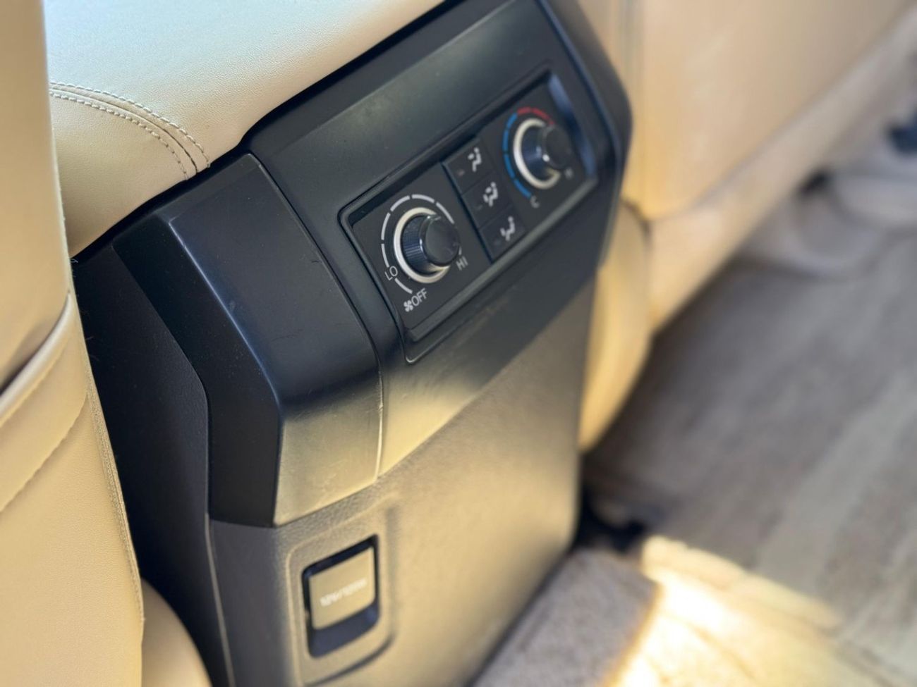 تويوتا برادو V6 4.0L / GCC / 4X4 / BIG SCREEN / FRIDGE / 7 SEATER / IN PERFECT CONDITION
